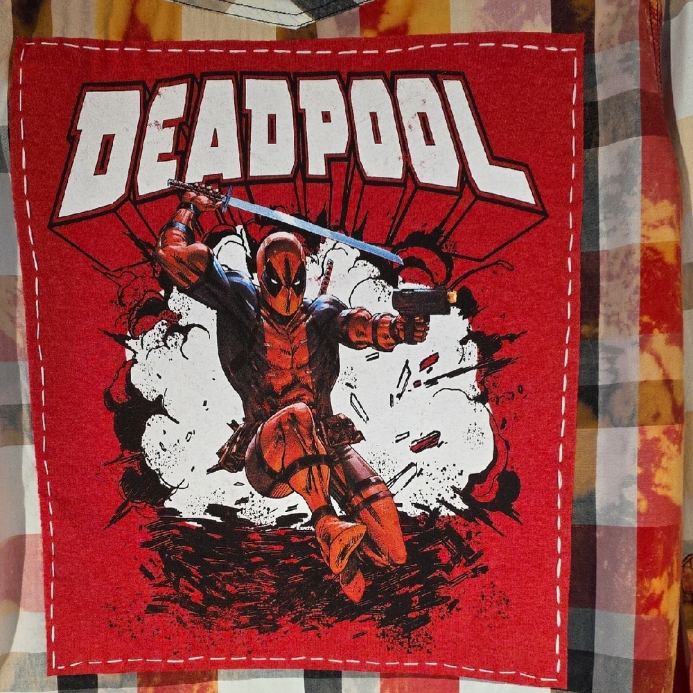 HOLDING - - Upcycled Deadpool - Picture 5 of 9